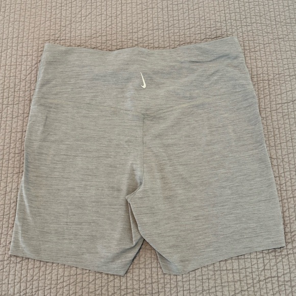 Nike Gray Yoga/Bike Shorts 1X - Picture 3 of 3